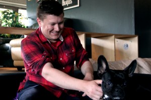 erik-auf-couch-mit-hund