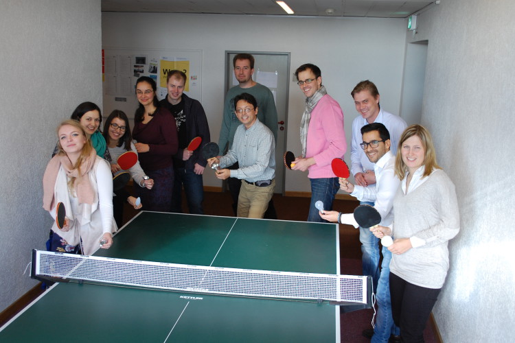 006_Gruppenbild an der Tischtennisplatte-1